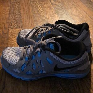 nike girl sneakers size 4